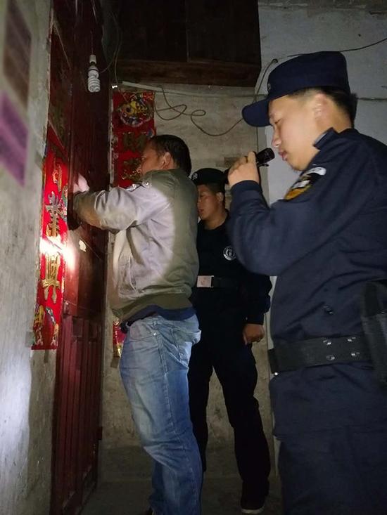 印江县粗心妈妈误将幼女锁家中 民警全城寻开锁师傅开门